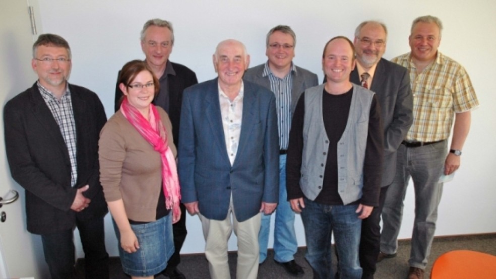 Am Projekt sind viele Institutionen beteiligt. Im Bild (von links): Hans Dieter Veenhuis aus Möhlenwarf (Katasteramt Leer), Insa Wutschke aus Tichelwarf (Touristik GmbH Südliches Ostfriesland), Dr. Rolf Bärenfänger (Ostfriesische Landschaft), Theo Freerks aus Diele (ehemaliger Ortsvorsteher), Kurt Radtke aus Diele (Tourismus GmbH), Archäologe Dr. Andreas Hüser, Armin Gallinat (Ems Dollart Region) und Manfred Giese (Stadt Weener). © Foto: Szyska