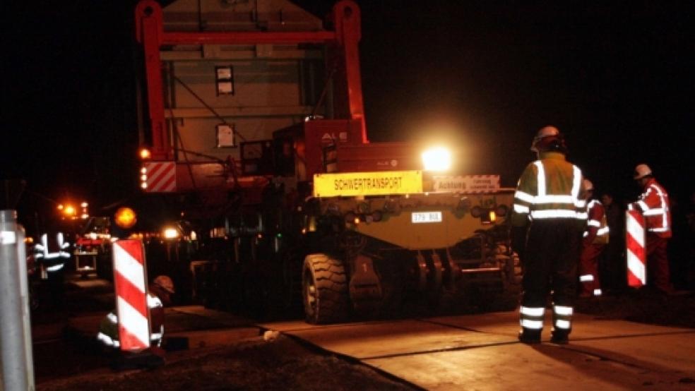 »Nächtliche Reise«:  Auch der zweite Transformator für die neue Konverterstation in Diele wird über Nacht angeliefert. Unser Foto entstand im März beim Kreisel in Stapelmoorerheide. © Foto: Goeman