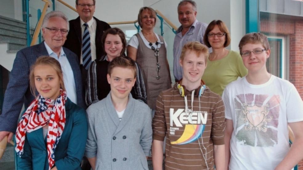 Vier Rheiderländer sind Plattdeutsch-Beauftragte an ihren Schulen: Gertje Bruhns aus Ditzum (Teletta-Groß-Gymnasium), Jonas Hilbrands aus Weener (Freie Christliche Schule), Willm Wilkens aus Weener und Heyo Memenga aus Bunde (beide Ubbo-Emmius-Gymnasium, vorne von links). Darüber freuen sich Landschaftspräsident Helmut Collmann, Landschaftsrat Dieter Baumann, Referentin Imke Schulte, die Plattdeutsch-Beauftragten des Landkreises Leer, Gertrud Reitmeyer und Artur Reents, sowie Cornelia Nath vom Plattdeutschbüro der Ostfriesischen Landschaft (oben von links). © Foto: Szyska