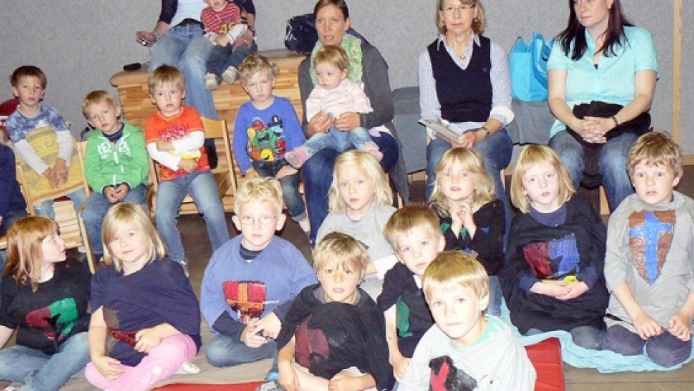 Kleine Pause für die zehn dicken Ritter. Denn nachdem jeder Ritter die dicke Bodenmatte hinuntergerollt war, musste gleich am Seil wieder hochgeklettert werden. © Fotos: Himstedt