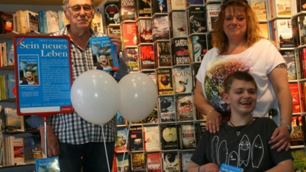 Buchpremiere bei Borus in Bunde: Silke Schnauber und ihr Sohn Christopher präsentieren mit Helmut Borus das neue Buch »Sein neues Leben«. ©  Foto: Goeman