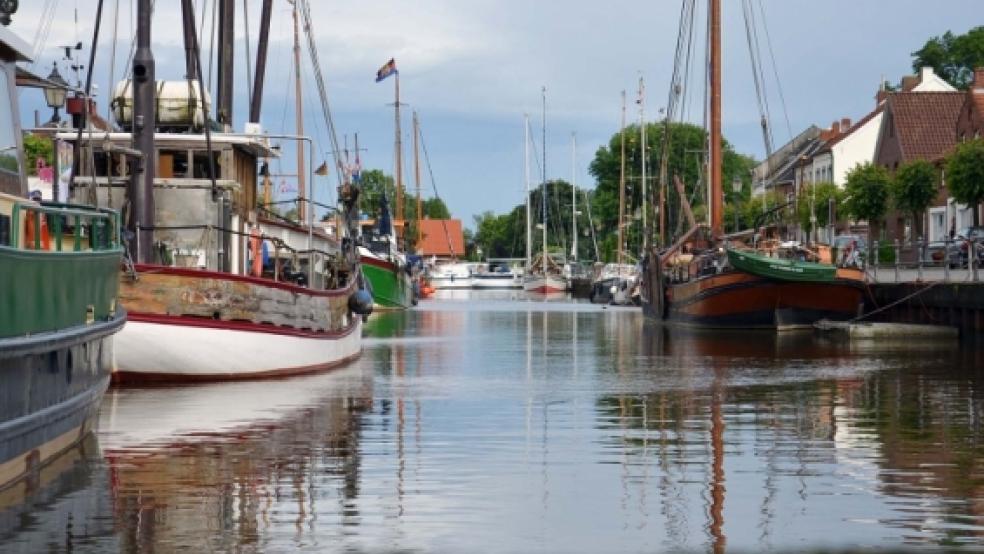 Party am Hafen: Zum Auftakt gab Bürgermeister Wilhelm Dreesmann am Schlagzeug den Takt an. Eröffnet wurde auch der Hafenrundweg mit neuer Beschilderung. © Fotos: Wübbena