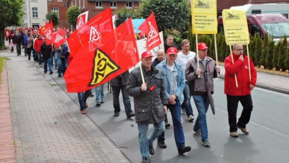 Vom »Alten Hafen« zogen die Werksangehörigen gestern mit Fahnen und Plakaten ins Gewerbegebiet am Geiseweg. © Fotos: Szyska