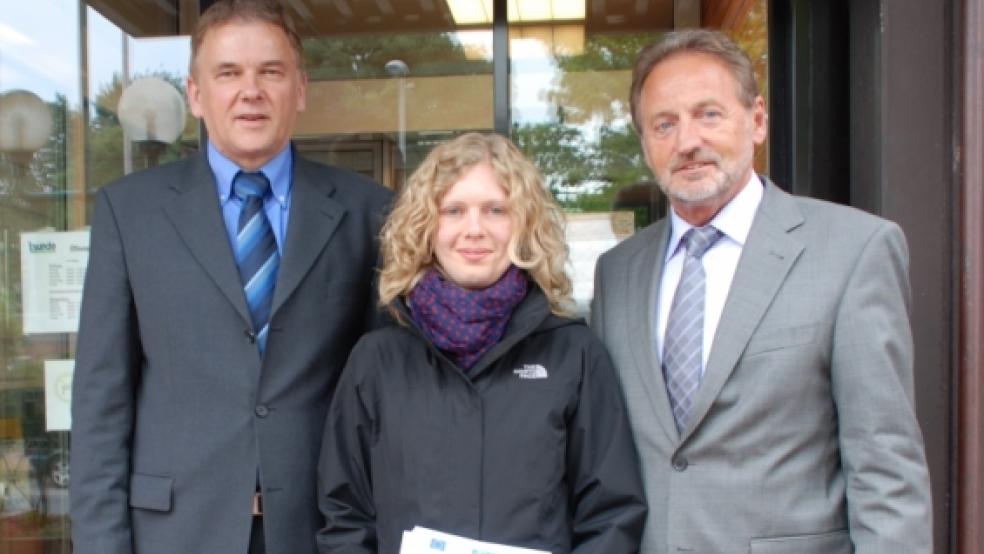 Die Bürgermeister Gerald Sap (links) aus Bunde und Wilhelm Dreesmann aus Weener mit der zuständigen wissenschaftlichen Mitarbeiterin Carolin Blaumann.  © M. Hoegen