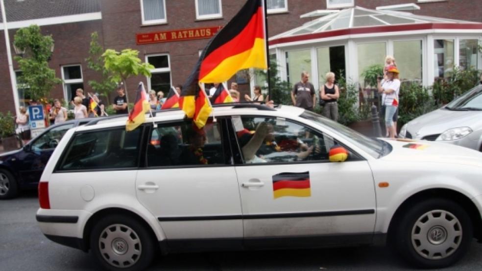 Auch in Weener gehören Autokorsos während der Fußball-EM zu einem lieb gewordenen Fan-Ritual. © Foto: Archiv