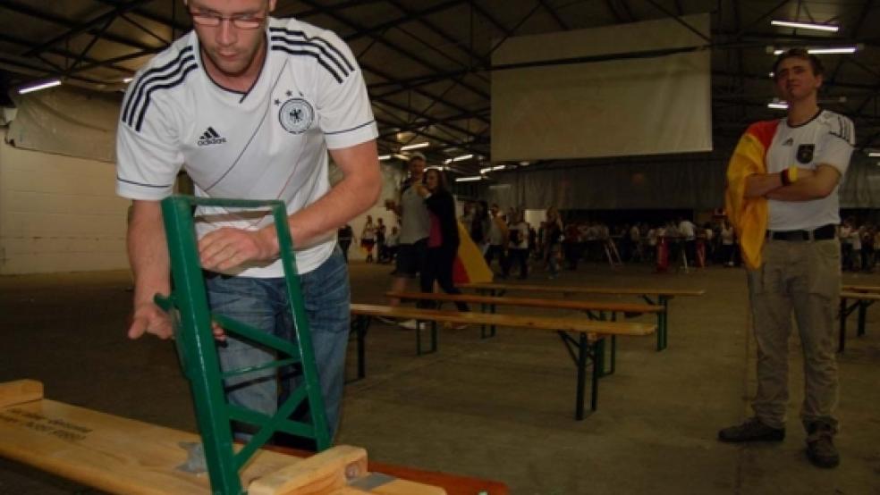 Das war’s: Das Spiel ist seit wenigen Minuten aus, die meisten Public-Viewing-Gäste gerade weg. Die »Kickoff«-Helfer gönnen sich keine »Trauerminute« - sie räumen sofort auf, so wie der Hatzumer Christian Dirks (links). © Foto: Nagel