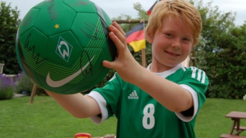 Der Werder-Ball kommt als »Trophäe« ins Schlafzimmer von Thede Frei. Zum Kicken hat der Stürmer vom TuS Ditzumerverlaat noch viele andere Bälle. © Nagel