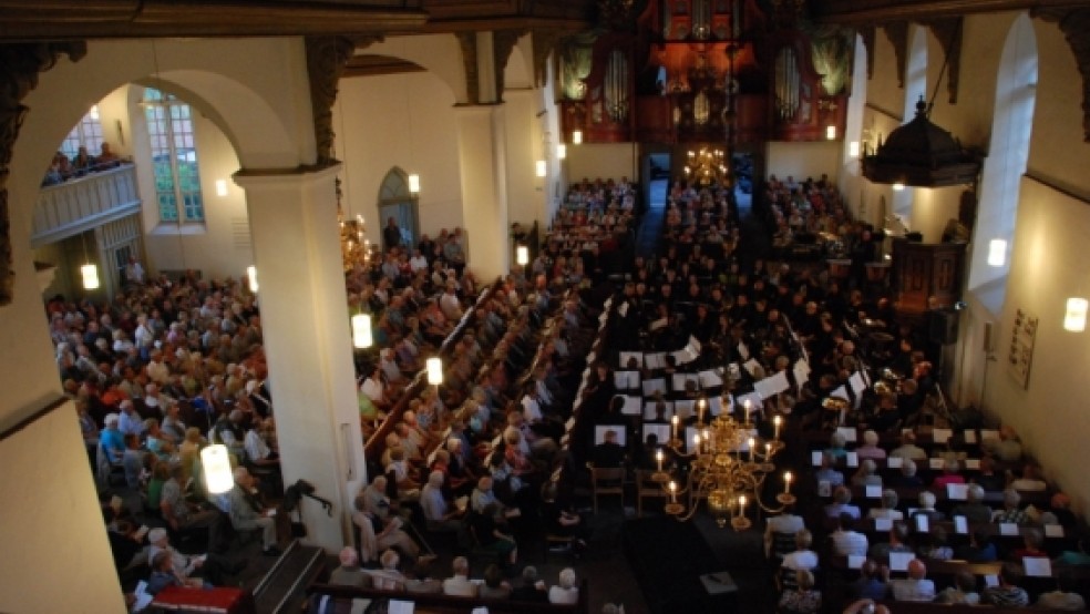 850 Besucher und 70 Musiker füllten am Sonnabend in der Georgskirche in Weener alle festen und zusätzlichen Plätze. © Kuper