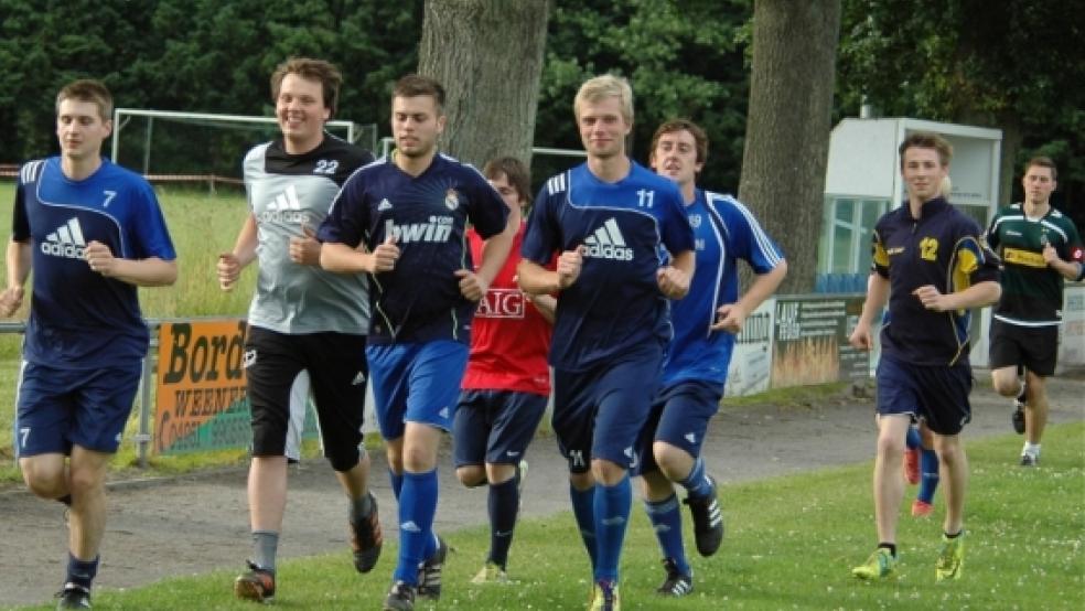 Spaß selbst an der Laufarbeit hatten die Bezirksliga-Fußballer des TuS Weener. Besonders Keeper Marcel Benditz (2. von links) schien sich richtig über den Auftakt zu freuen. © Foto: Mentrup