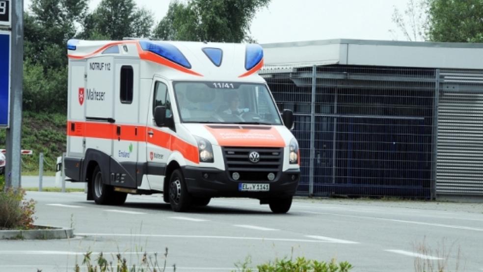 Tödlicher Unfall auf dem ATP-Prüfgelände in Papenburg. Ein Testfahrer starb in den Flammen seines Fahrzeugs. Das Foto zeigt, wie ein Rettungswagen nach dem Unfall das Teststreckengelände verlässt. © Foto: Hellmers