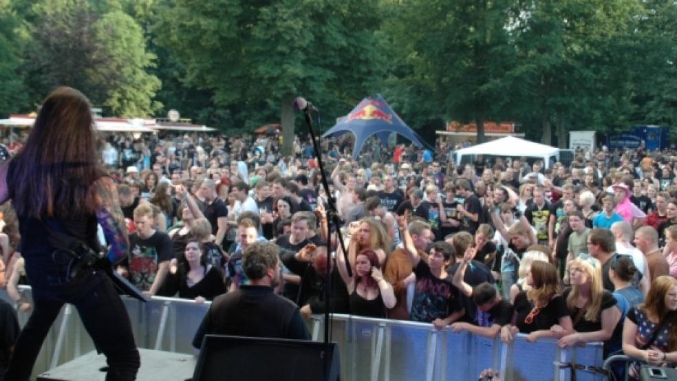 Besucher und Musiker: Auf beiden Seiten war die Laune nicht zu übersehen. Zeitweise wurde es richtig eng vor der Bühne. © de Winter