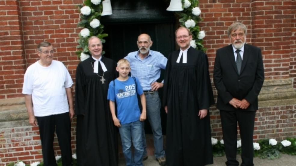 »Drahtzieher« des neuen Bingumer Geläuts sind (von links): Gerd Santjer (Glockenausschuss), Landessuperintendent Dr. Detlev Klahr, Sander Laudy (vertritt seinen Vater Simon, der kurzfristig erkrankte), Jacobus Niebuur (Mitarbeiter der Glockengießerei Laudy), Pastor Armin Siegmund und Hans Sorge (Glockenausschuss). © Goeman