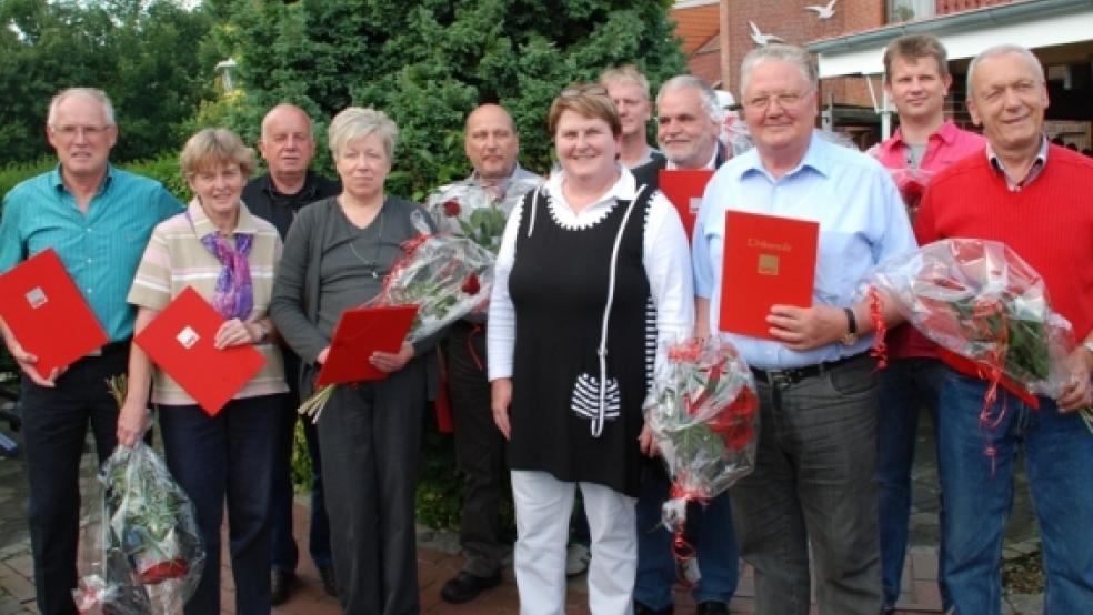 Persönlich ihre Ehrenurkunden nahmen folgende SPD-Mitglieder aus der Hand der SPD-Kreisvorsitzenden Johanne Modder (Mitte) entgegen (von links): Peter Woltermann, Hannelore Yzer, Arnold Ubbens, Annemarie Zimmermann, Heinz-Werner Zimmermann, Hans Löning, Reinhard Leising, Abel Wilken, Thorsten Feikes und Günther Finke. © M. Hoegen