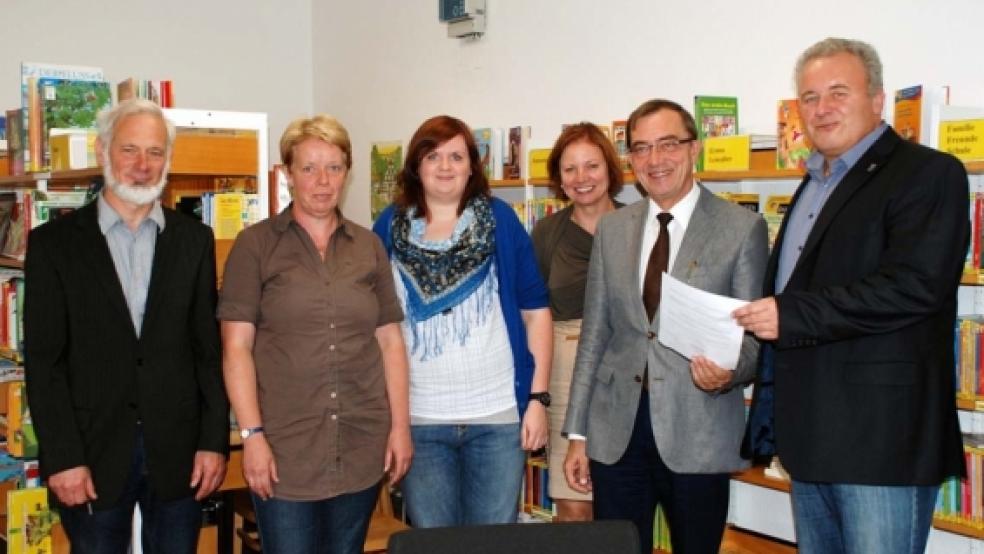 Manfred Giese (rechts) als Vertreter des Bürgermeisters von Weener hält den Kooperationsvertrag zwischen Landkreis und Stadt in den Händen. Neben ihm Kreisrat Rüdiger Reske, Jugendamtsleiterin Adelheid Andresen, die Betreuerin Svenja Reents, Kindergartenleiterin Gesine Roskam und Schulleiter Lothar Wagner. © Foto: Hoegen