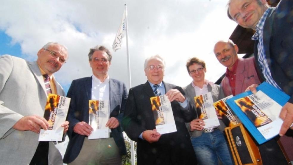 Unter dem Banner der EDR präsentieren die Projektpartner der »Grenzkonzerte« das neue Magazin »Grenzgänger I Grensgangers«: (von links) Armin Gallinat (EDR), Dirk Lübben (Ostfriesische Landschaft), Helmut Collmann (Präsident der Ostfriesischen Landschaft), Wibke Heß (Ostfriesische Landschaft), Hugo Klomp (Peter de Grote Festival) und Hermann Wessels (EDR). © Foto: Hanken