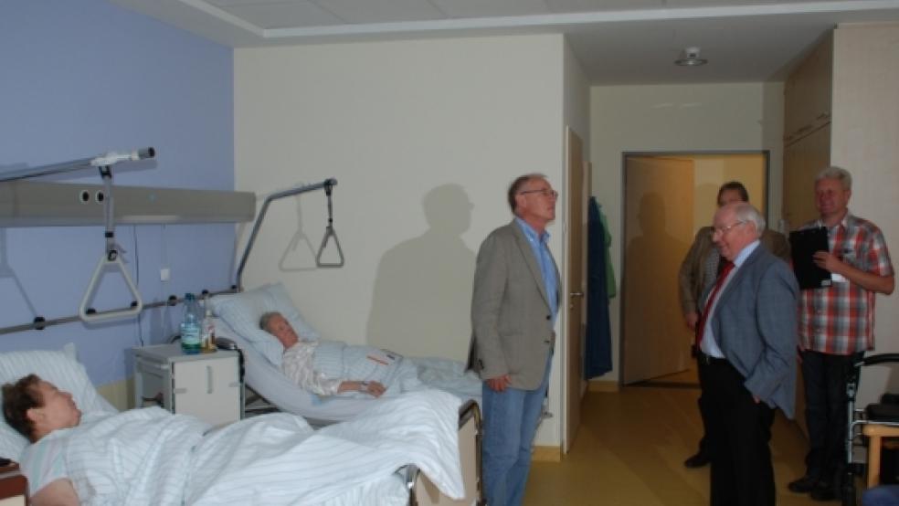 Die Patientinnen Theda Oorlog und Hanni Tebben (hinten) bekamen in ihrem sanierten Krankenzimmer kurz Besuch von Architekt Peter Woltermann und dem Krankenhausvereins-Vorsitzenden Jakobus Baumann. Rechts Jens Gruß, stellvertretender Pflegedienstleiter des Klinikums. Im Hintergrund verdeckt Klinikums-Geschäftsführer Holger Glienke.  © M. Hoegen