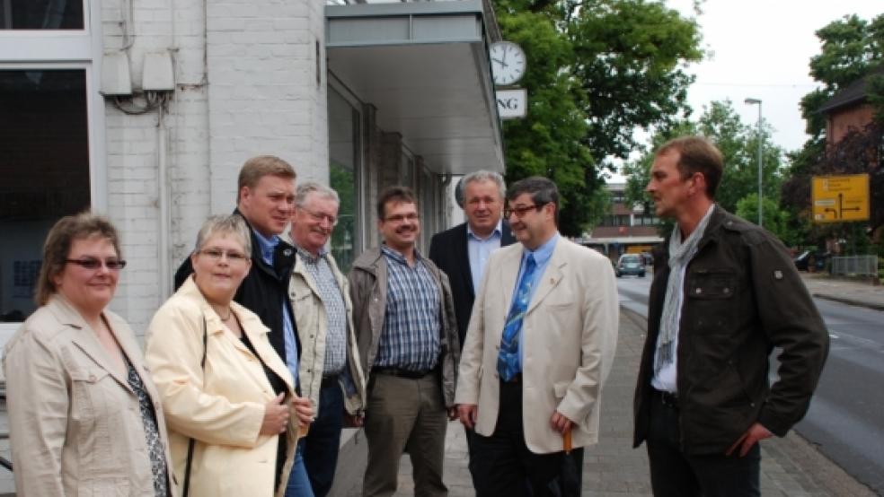 Fast nur ernste Mienen beim Ortstermin an der Risiusstraße: Von links Barbara Anders, Hildegard Hinderks, Ulf Thiele, Broer Wübbena-Mecima, Andreas Silze, Manfred Giese, Axel Bareiß und Reinhard Schüür. © Hoegen