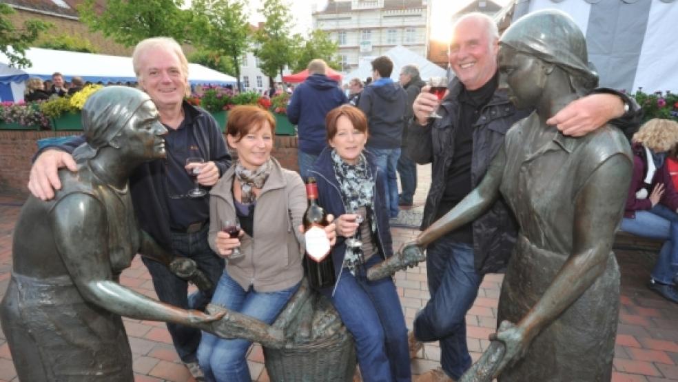 Rotwein in der Abendsonne: Die Zwillinge Doris Krüger (links) und Elke Stoffers genießen mit ihren Ehemännern - beide heißen Werner - einen Dornfelder am Alten Hafen. Mit dem Start des Weinfestes um 17 Uhr am Sonnabend ließ sich auch die Sonne wieder blicken. © Bruins