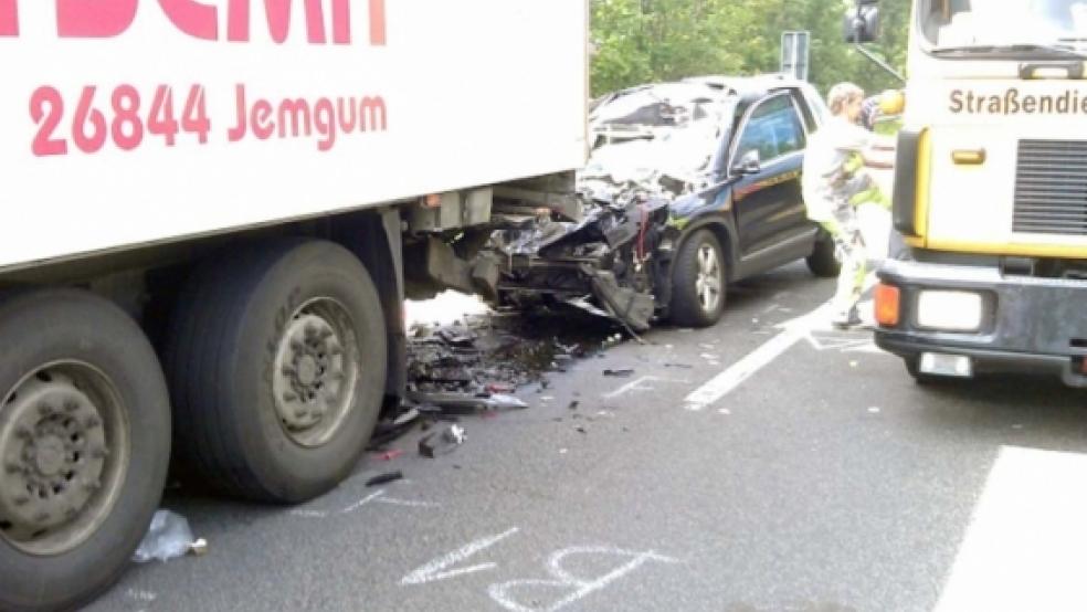 Der Lastwagen eines Unternehmens aus Jemgum war gestern Mittag auf der Autobahn A 31 in Höhe der Anschlussstelle Emden-Wolthusen liegen geblieben. Noch bevor der Lkw-Fahrer das Fahrzeug vollständig absichern konnte, krachte ein 48-jähriger Pfälzer mit seinem Auto hinein. Er erlag in einem Krankenhaus in Groningen seinen schweren Verletzungen. © Foto: Feuerwehr