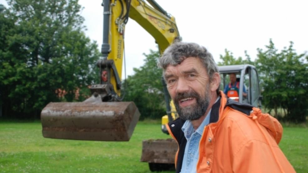 Grabungstechniker Herbert Lange untersucht derzeit den Boden des ehemaligen Sportplatzes am Leege Weg auf Siedlungsspuren. Ein Bagger legt dafür Suchschnitte an.  © M. Hoegen