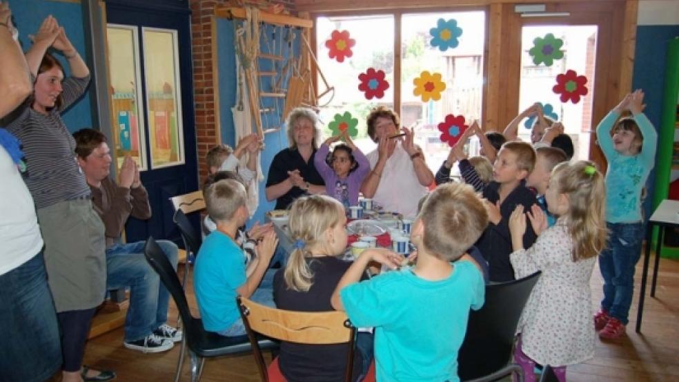 »Wer will fleißige Handwerker sehen?« Die Vorschulkinder singen zum Mundharmonika-Spiel von Gerda Erfkamp, »Teefrau« im Altenzentrum Rheiderland. © 