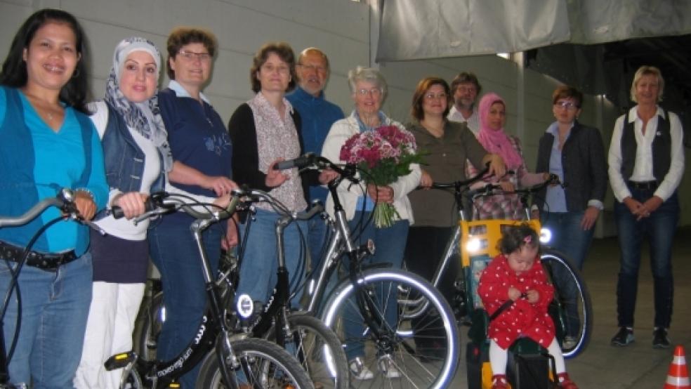 Die Teilnehmerinnen des Radkursus haben den Lenker fest in der Hand. Darüber freut sich nicht nur die Trainerin der Truppe, sondern auch die Finanziers des Projektes. Foto: privat © privat