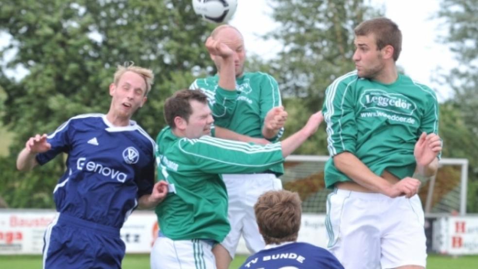 Hoch her ging es im Auftaktmatch zwischen Teutonia Stapelmoor und dem TV Bunde. Hier behauptet sich Stapelmoors Carsten Harders im Kopfballduell. © Foto: Bruins