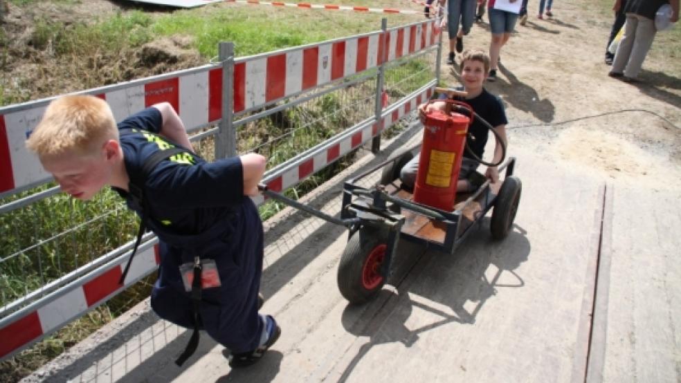 Diese beiden Jungs rüsten ihr Lager mit einer Kübelspritze auf. © Loger