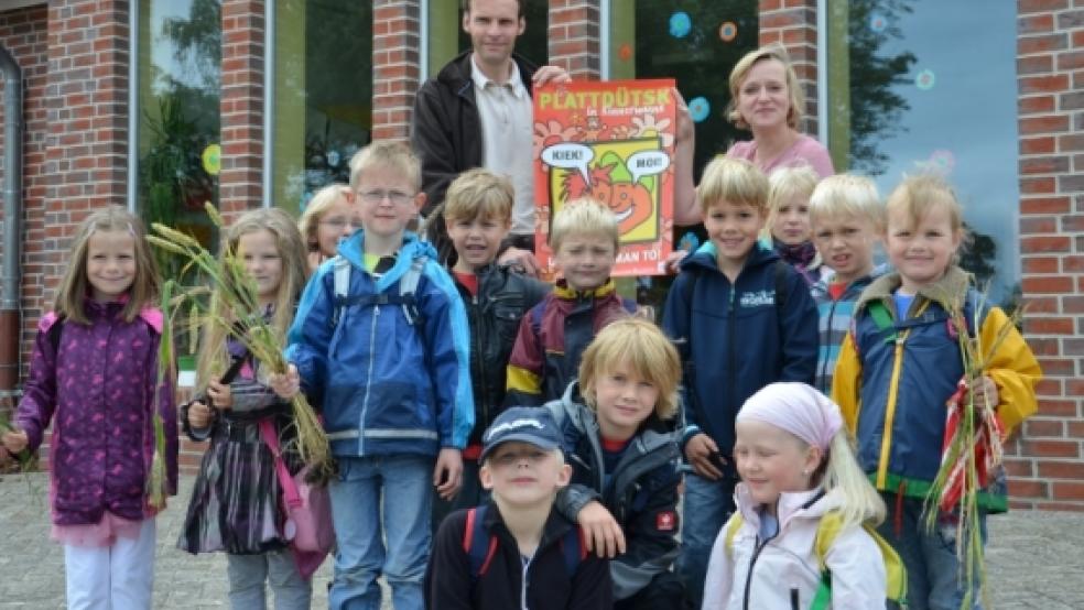 Die jetzigen Kindergarten-Kinder werden im nächsten Schuljahr die ersten sein, die am »Immersionsunterricht« teilnhemen werden. Bei ihnen stehen (hinten von links) Schulleiter Thomas Stern und »Plattdeutsch-Lehrerin in Spe« Regina Welp. © Wübbena