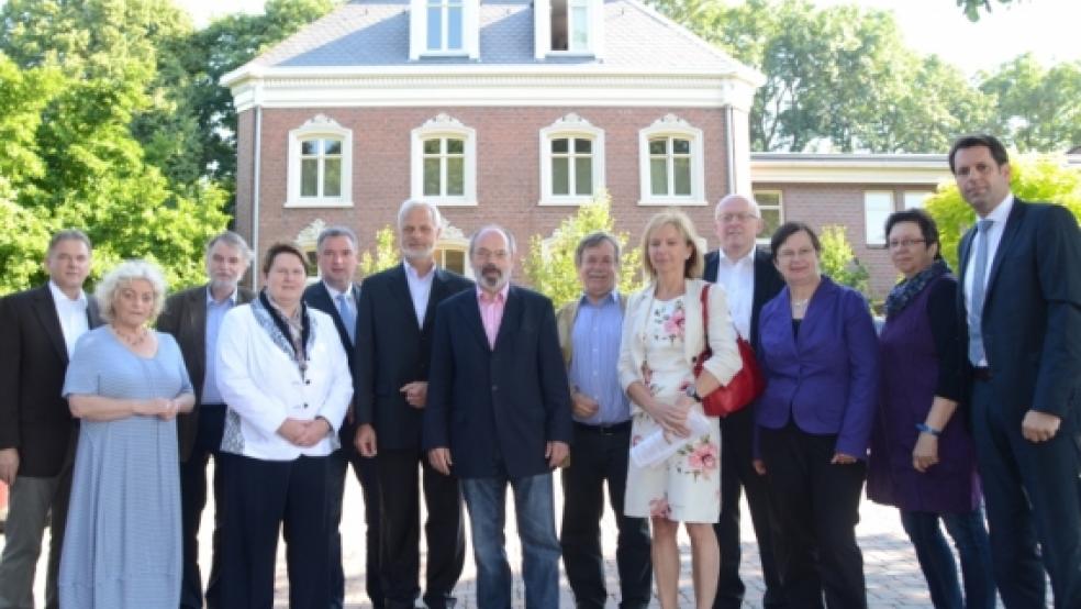 Besuch beim »Offshore-Baron« in Bunderhee: Eine SPD-Delegation aus Weser-Ems mit Landesvize Olaf Lies (rechts) und Johanne Modder (4. von links) konnte Enova-Chef Helmuth A. Brümmer (6. von links) gestern am Firmen-Stammsitz besuchen.  © Hanken