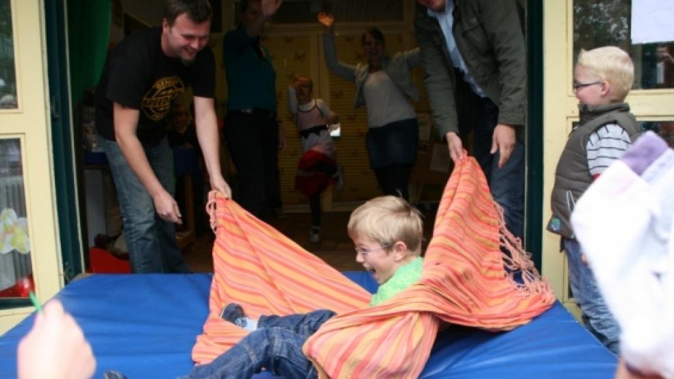 Spaßiger Brauch: Buchstäblich rausgeworfen wurden die Vorschulkinder aus dem Kindergarten in Bingum. © Goeman