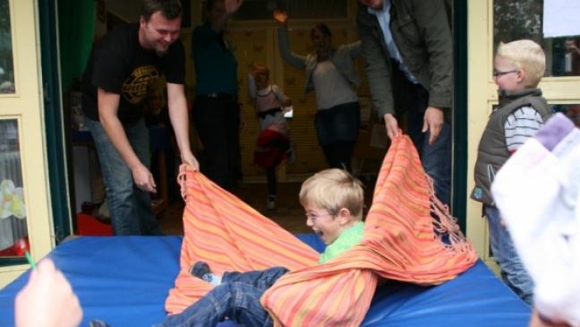 Vorschulkinder werden raugeschmissen