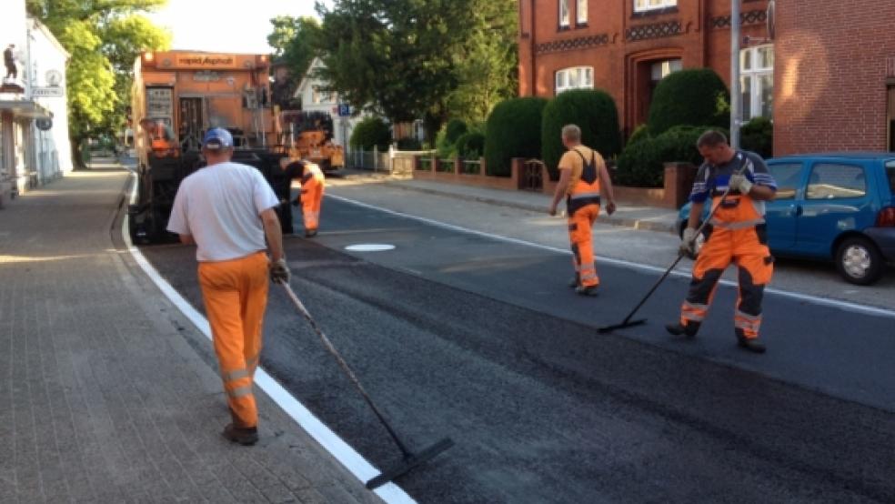 Blitzschnell blitzeblanker Asphalt: Am Montagabend hat die Risiusstraße zwischen den Einmündungen Neue Straße und Schulstraße einen neuen Belag bekommen. Die plötzliche Aktion überraschte viele Weeneraner.  © Hanken