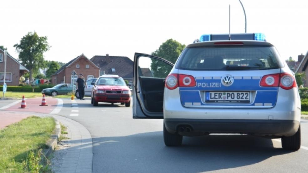 Die Polizei regelt den Verkehr am Unfallort.  © Wübbena