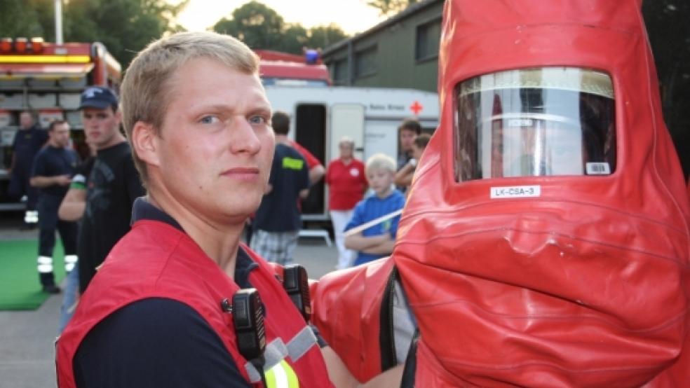 Hilfe mit dem Chemikalien-Schutz-Anzug (CSA): Der Gefahrgutzug (großes Foto) hatte seinen Dienstabend auf den Zeltplatz verlegt. Besonders spannend für die Kids dort war eine Übung, bei der Fässer mit unbekannten Flüssigkeiten geborgen werden mussten. Als Andenken an das Camp bekam jede Gruppe einen kleinen Pokal (kleines Foto). © Foto: Privat