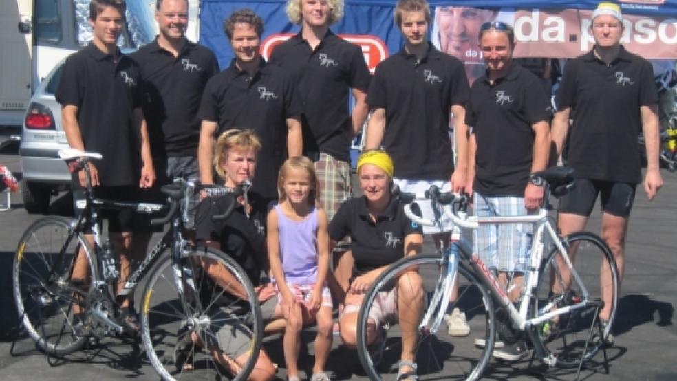 Ein Höhepunkt im Jahreskalender: Einige Leichtathleten fahren beim 24-Stunden-Radrennen am Nürburgring mit. Zum Team gehörten beim letzten Mal (stehend von links) Justus Bornemann, Fred Peters, Dr. Ludwig Bornemann, Tobias Adam, Ulrich Dreyer, Hans-Dieter Krämer, Thomas Knoche, (knieend von links) Martina Dreyer, Alida Bornemann als Maskottchen und Regina Knoche.  © Foto: privat