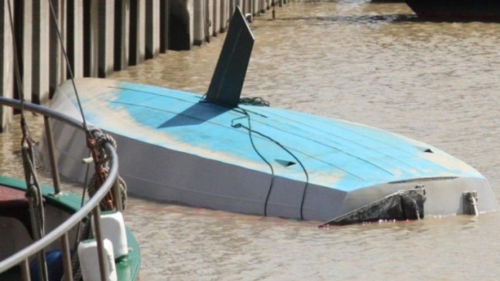 Das havarierte Boot wurde in den Jemgumer Hafen geschleppt. © Loger