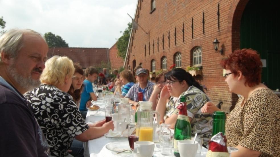 Zu einem beliebten Ziel von Kunstfreunden und Kulturschaffenden hat sich in den vergangenen fünf Jahren das Kunstzentrum im alten Gulfhof in Coldam entwickelt - wie dieses Bild vom gut besuchten Sektfrühstück zeigt. © RZ-Archiv