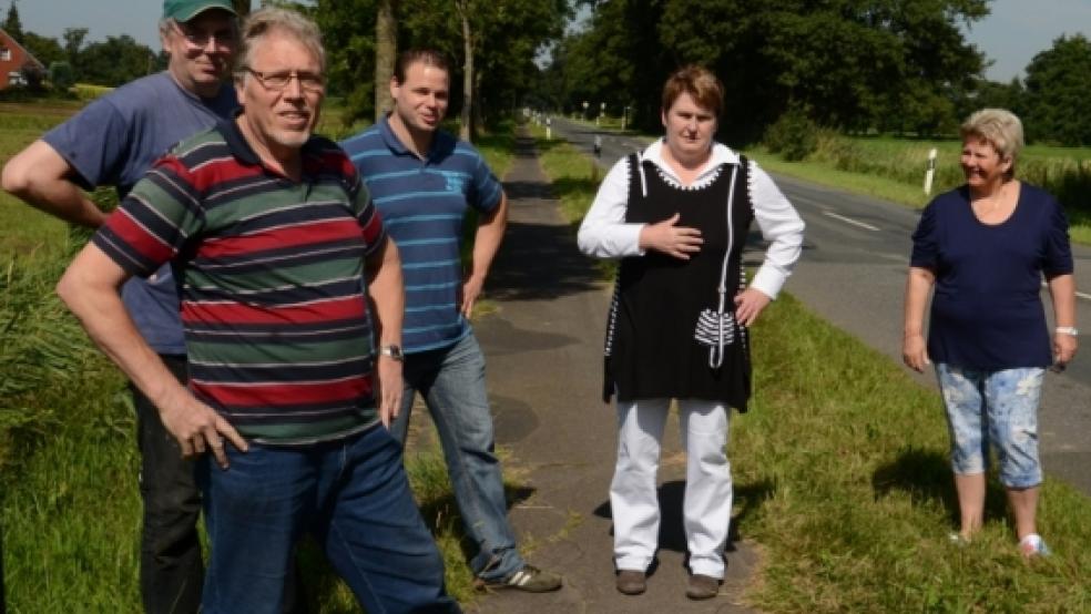 Da sind sich Landkreis und SPD einig: Der Radweg an der alten K 27 muss saniert werden. Auf Ortsbesichtigung:(vorne) Ortsvorsteher Bernhard Siemons, (hinten von links) Bernhard Röskens, Kim-Uwe Siemons, Landtagsabgeordnete Johanne Modder und Ursula Mierke.  © Wübbena