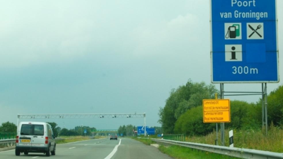 Mit grellgelben Schildern weist die »Koninklijke Marechaussee« kurz vor dem Rastplatz »Poort van Groningen« am Grenz-übergang in Bunde auf die drei Videokameras hin, die über der Autobahn A 280 fest installiert wurden. © Szyska