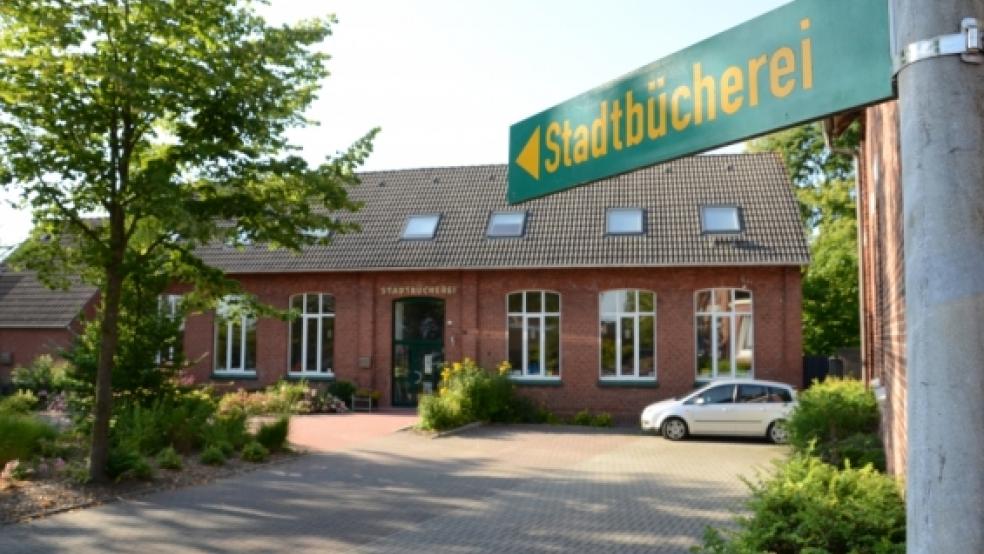 Hier geht´s lang: Die Stadtbücherei in Weener hat seit drei Monaten jeden Samstag von 10 bis 13 Uhr geöffnet. © Wübbena