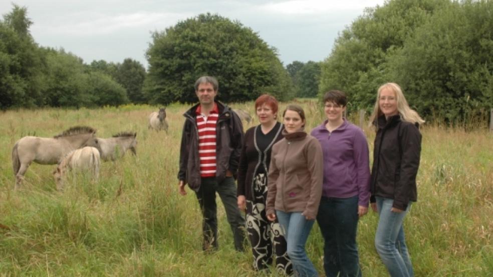 Pferdekoppel statt Praxis: Dr. Gina Stumpf und ihr Team statten den Wildpferden im Hesse-Park einen Besuch ab. Sie unterstützen damit das NABU-Projekt. Zu den Verstecken der Vierbeiner führte NABU-Mitarbeiter Michael Steven. © NABU