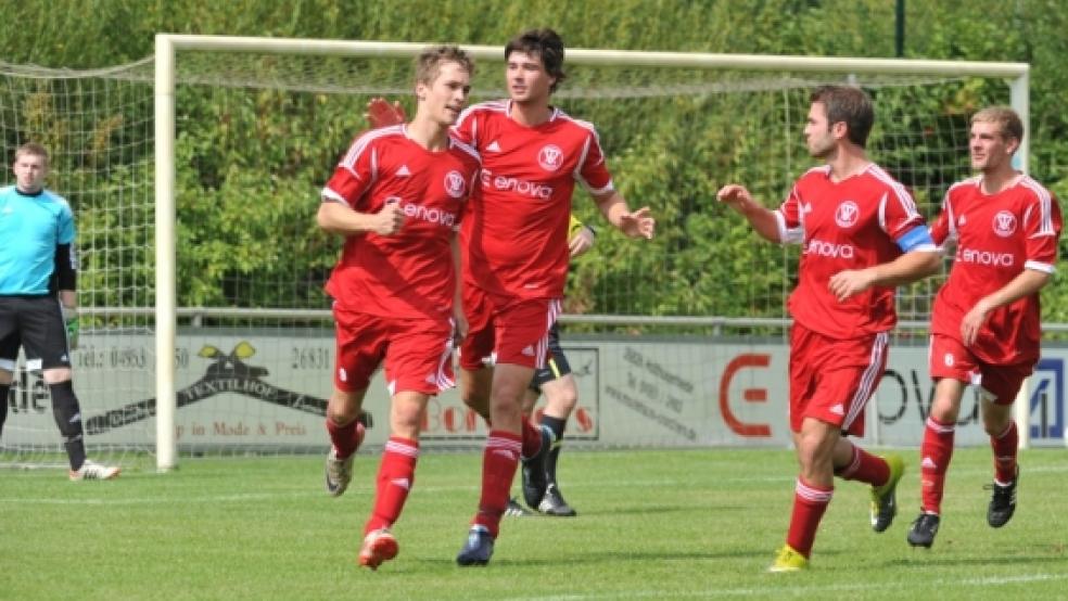 Mit seinen zwei Toren hatte Keno Schmidt (ganz links) maßgeblichen Anteil am 3:2-Sieg des TV Bunde gegen den FC Norden. Hier bejubelt er mit Tim Schouwer, Markus Winkler und Jannes Riethmann (von links) das 1:0.  © Foto: Bruins