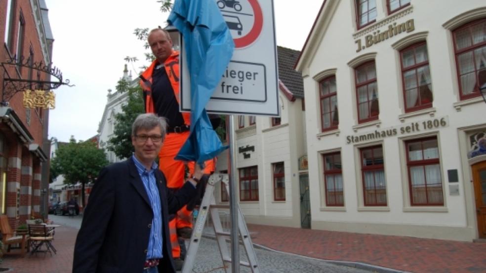 Verbot enthüllt: Stadtbaurat Carsten Schoch (unten) und Andreas Weber vom Baubetriebshof gaben gestern den Start frei für den achtwöchigen Testballon. Bis Ende September ist die Brunnenstraße in Leer für den Durchfahrtsverkehr gesperrt. © Nagel