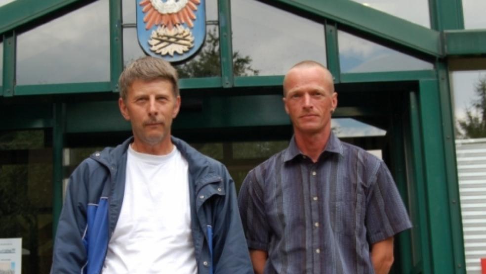 Franz Vreyborg und Fred Völler (rechts) sind ab jetzt zwei von insgesamt 16 Fischereiaufsehern im Rheiderland. Sie werden die Gewässer im Bereich Pogum kontrollieren. © Nagel