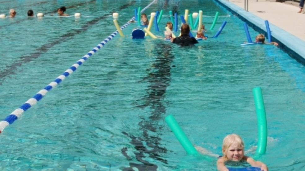 Im neuen Bereich für Langstreckenschwimmer übten gestern - auf der Hälfte der Bahn - zwölf Seepferdchen-Anwärter. Sie absolvieren einen von zwei Ferienschwimmkursen, die das Friesenbad im Ferienpass anbietet. Beide Kurse sind übrigens voll ausgebucht. Dazu kommen acht reguläre Kurse des Friesenbads, die Hans-Dieter Krämer und Florian Berenz geben. © Nagel