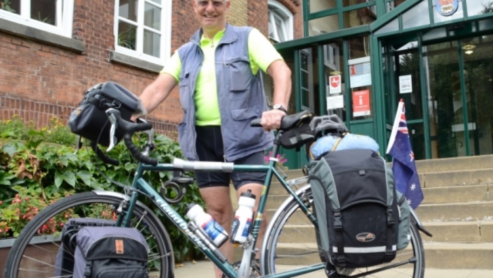 Rast am Rathaus: David Hutt aus Melbourne legt auf seiner Reise nach Dänemark einen Zwischenstopp in Weener ein. Nach einem Kaffee in der Tourist Info und ein paar Erinnerungsfotos vom Germania-Denkmal ging die Reise weiter.  © Foto: Hanken