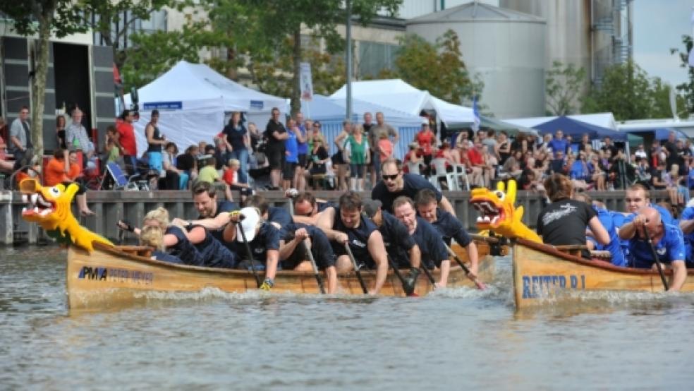 Spannende Rennen im Alten Hafen in Weener lieferten sich die Drachenboot-Teams, die aus je zwölf Ruderern und einem Trommler bestanden. 26 Teams mit insgesamt 338 Besatzungsmitgliedern bedeuteten einen neuen Teilnehmerrekord bei der fünften Auflage der Veranstaltung der DLRG-Ortsgruppe Weener. © Bruins