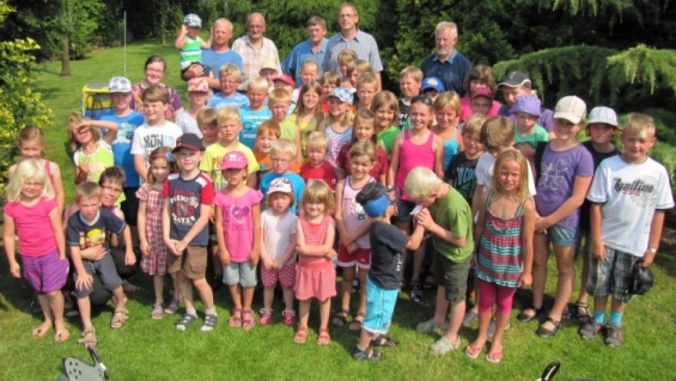 60 Kinder konnten beim Kaninchenzüchterverein I 57 in Weener unter anderem Basteln, Malen und Pfeile werfen sowie Fußballspielen.  © privat