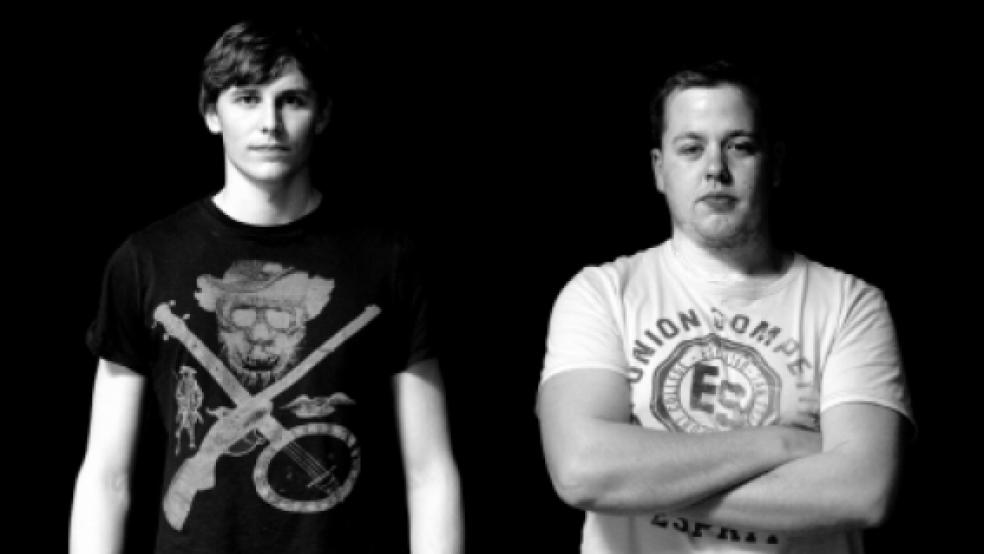 Halbeportion der »Backstabber«: Alexander Gerken (Gitarre) und Reke Buchenau (Schlagzeug, von links) von der Leeraner Metal-Hardcore-Formation »Backstabber«. Mit ihren zwei Bandkollegen Kevin Buntjer (Shouter) und Matthias Noldes (Gitarre) organisieren sie das Konzert im Teehaus. © privat